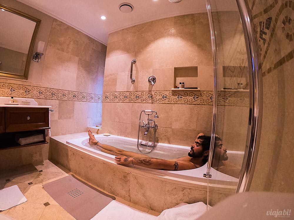 Relaxando porque não é sempre que podemos aproveitar um hotel 5 estrelas assim, né? - Foto: Pedro Ambrósio / Viaja Bi!