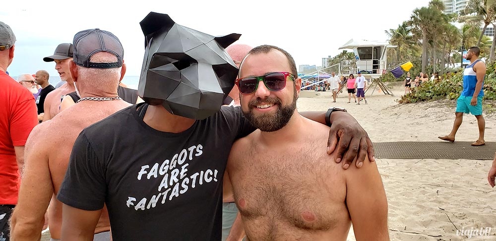 A Bear Party é uma festa que reúne ursos na Sebastian Beach, a praia gay de Fort Lauderdale