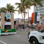 A polícia participa da Parada LGBT+ de Fort Lauderdale