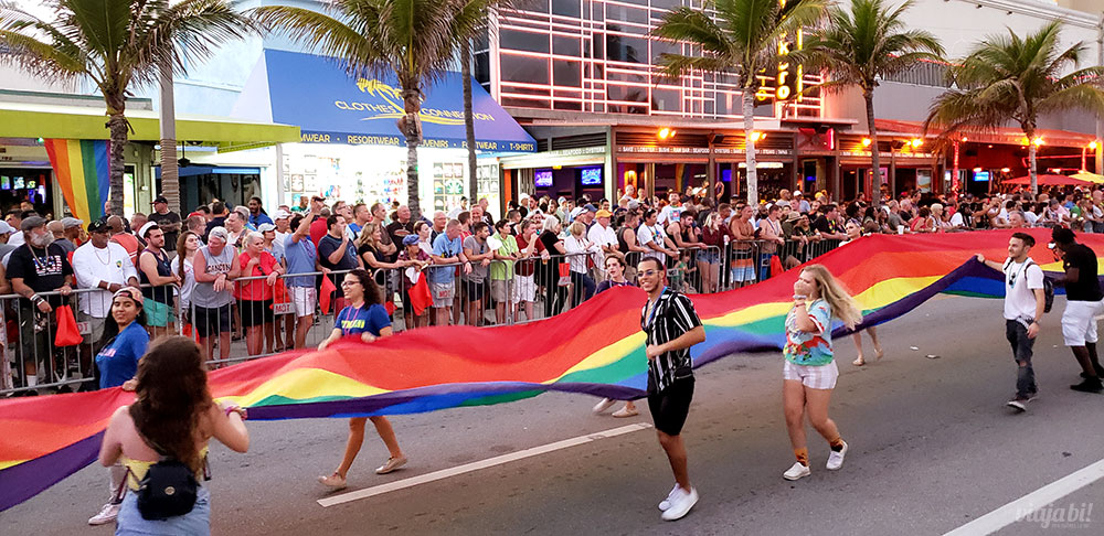 A tradicional bandeira do arco-íris durante a Parada LGBT+ de Fort Lauderdale