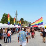 Pride Festival com várias lojinhas de donos LGBT+