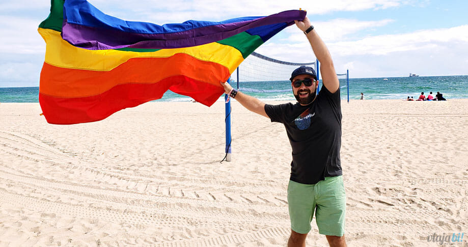 Com a bandeira LGBT+ na praia de Fort Lauderdale