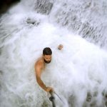 Trilha em Morretes: hidromassagem natural na cachoeira Salto dos Macacos - Foto: Jeff Slaid