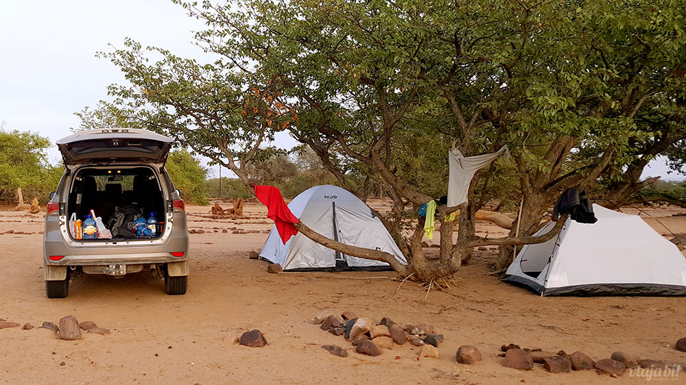 Quanto custa viajar pra Namíbia: O porta-malas do carro virou nosso supermercado ambulante, com foto no camping perto de Twyfelfontein