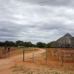 Entrada do Duncan's Campsite, ao lado da tribo Himba