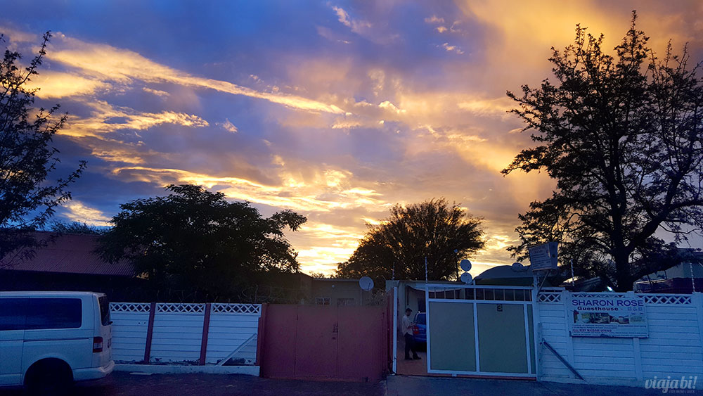 Céu da Namíbia visto da frente do Sharon Rose Guesthouse, uma pousada em Windhoek