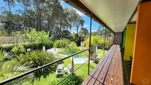 Chihuahua - Área comum do hotel gay naturista Undarius, na praia de Chihuahua, no Uruguai - Foto Rafael Leick - Viaja Bi!