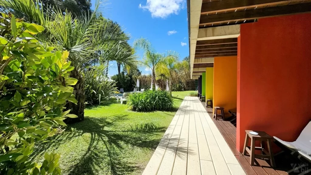 Todos os quartos do hotel gay naturista em Chihuahua, no Uruguai, têm cadeiras na varanda - Imagem: Rafael Leick