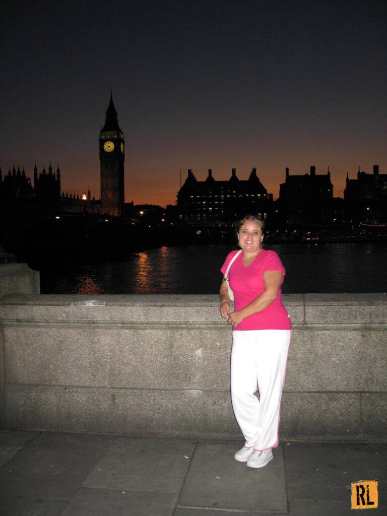 Minha mãe curtindo a vista do Big Ben às margens do Rio Tâmisa, em Londres