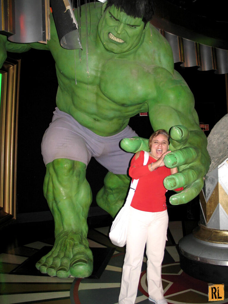 Minha mãe se divertindo com o Hulk no museu Madame Tussauds, em Londres
