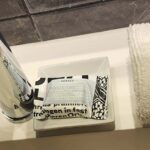 Amenities no banheiro do quarto do AC Hotel by Marriott em Orlando Downtown