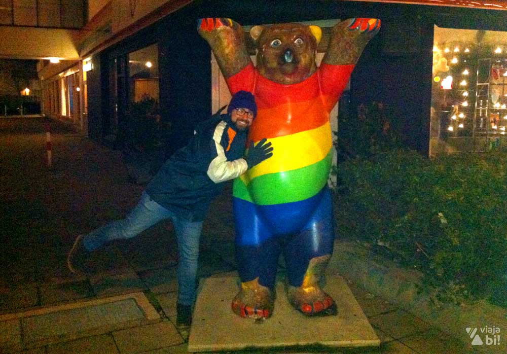 Dois ursos gays no bairro gay de Berlim