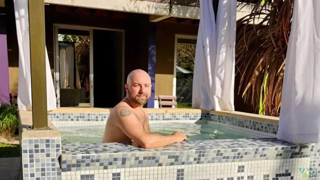 Na jaccuzzi do hotel gay naturista na praia de Chihuahua, no Uruguai - Imagem: Rafael Leick