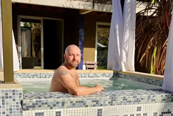 Depois de visitar Montevidéu, que celebra a diversidade sexual, aproveitei minhas férias para explorar outros destinos do país e acabei descobrindo experiências para quem gosta de ficar pelado no Uruguai: hotel gay e praia nudista em Punta del Este e até um hostel LGBTQIA+ em uma área mais isolada do leste do país, na região [&hellip;]