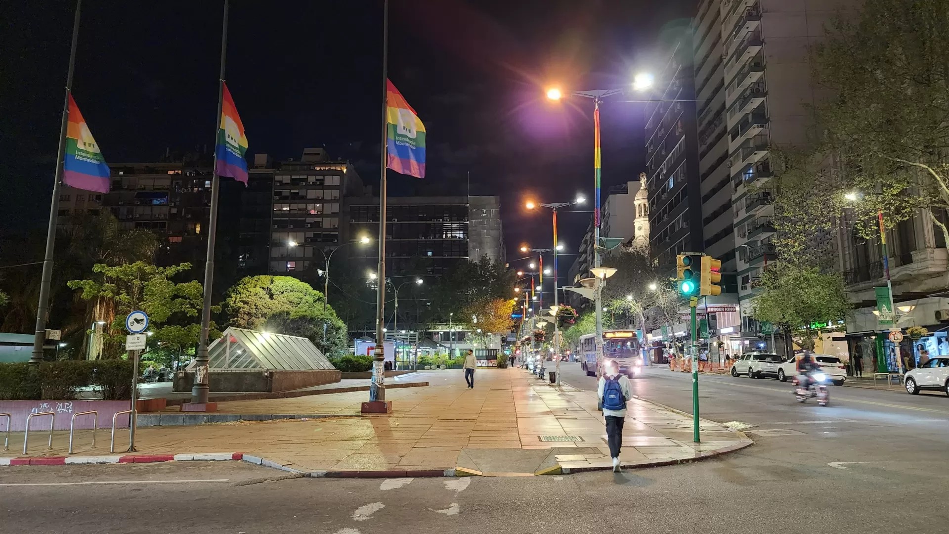 Bandeiras LGBTQIA+ são comuns em Montevidéu, no Uruguai