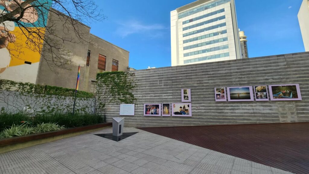 Praça conta com espaço para exposição de fotos - Imagem: Rafael Leick